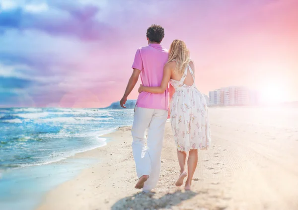 Idealistisches Werbeplakat. Paar am Strand hält — Stockfoto
