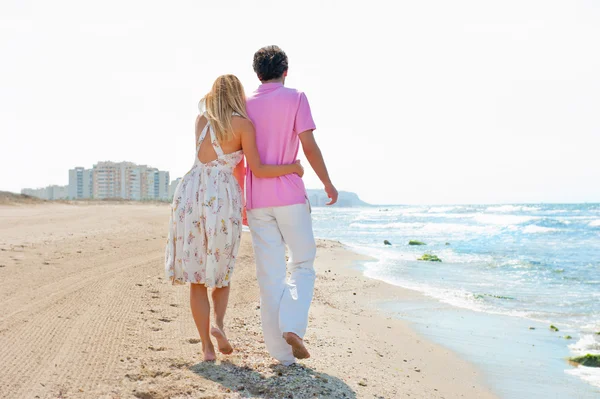 Couple at the beach holding hands and walking. Sunny day, bright — Stock Photo, Image