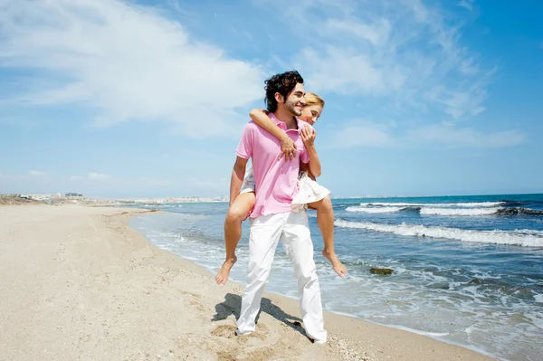 Pár v lásce - hispánský člověka s jeho Kavkazský žena piggyba — Stock fotografie