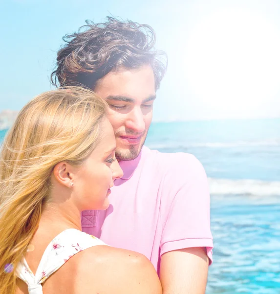 Retrato de pareja joven enamorada abrazándose en la playa y disfrutando —  Fotos de Stock