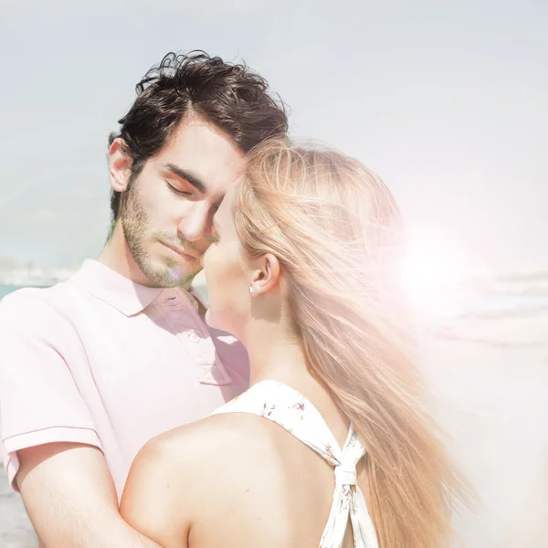 Πορτρέτο του νεαρό ζευγάρι στην αγάπη, αγκαλιάζοντας στην παραλία και απολαμβάνοντας — Φωτογραφία Αρχείου