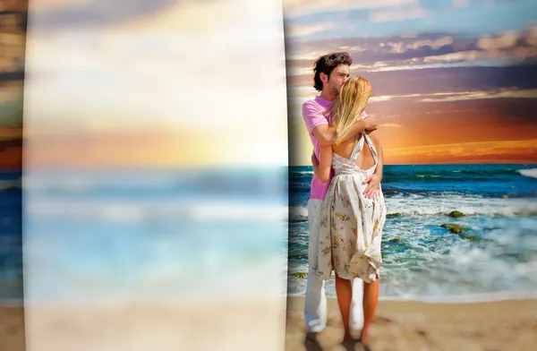 Porträtt av ungt par i kärlek omfamna på stranden och njuter av — Stockfoto