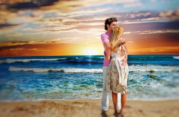 Retrato de jovem casal apaixonado abraçando na praia e desfrutando — Fotografia de Stock