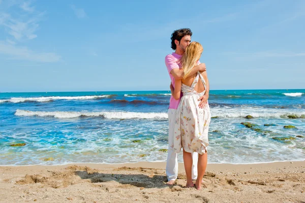 Kumsalda kucaklayan ve zevk aşık genç bir çift portresi — Stok fotoğraf