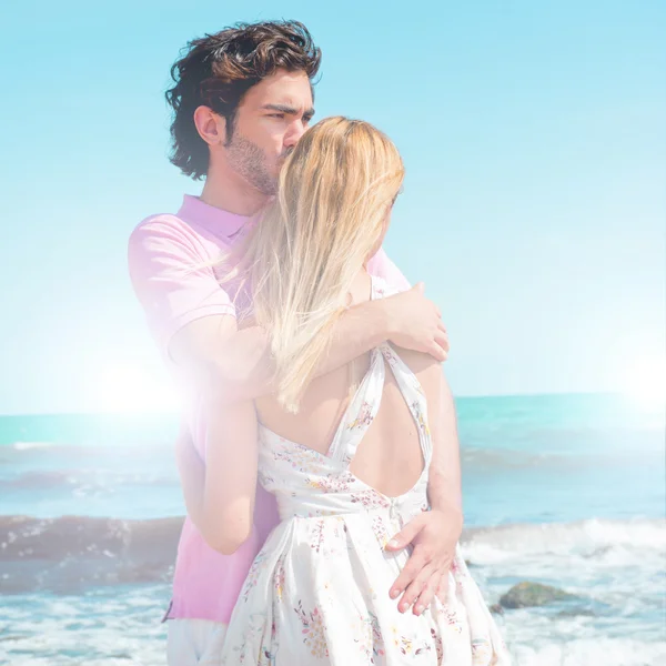 Портрет влюбленной молодой пары, обнимающейся на пляже и наслаждающейся — стоковое фото