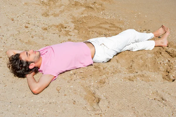 해변 휴식 및 d에 매력적이 고 행복 한 남자의 초상화 — 스톡 사진