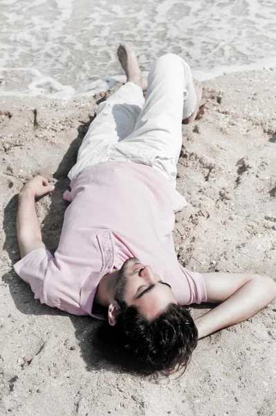 Plaj rahatlatıcı ve d çekici ve mutlu bir adam portresi — Stok fotoğraf
