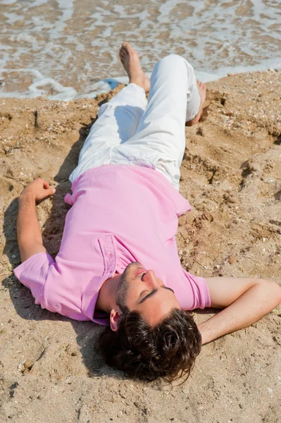 Retrato de hombre atractivo y feliz en la playa relajante y d —  Fotos de Stock