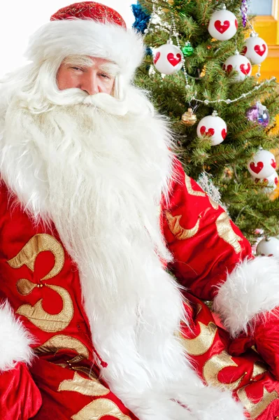 Santa na vánoční stromeček, krb a při pohledu na ca — Stock fotografie