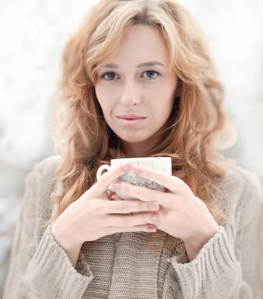 Portret dziewczyny piękne Rude włosy, picie kawy na zimowe ba — Zdjęcie stockowe