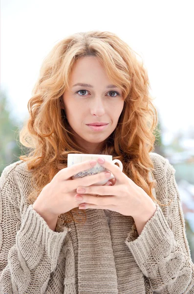Retrato de una joven pelirroja bonita con taza de café caliente o —  Fotos de Stock