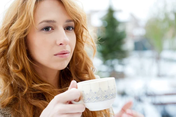 Πορτρέτο του όμορφα κόκκινα μαλλιά κορίτσι πίνοντας καφέ σε χειμώνα ΒΑ — Φωτογραφία Αρχείου
