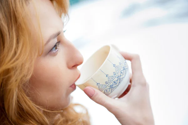 Ritratto di bella ragazza capelli rossi bere caffè in inverno ba — Foto Stock