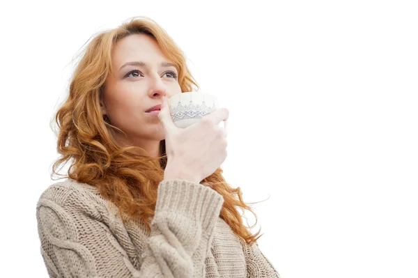 Portret dziewczyny piękne Rude włosy, picie kawy na zimowe ba — Zdjęcie stockowe
