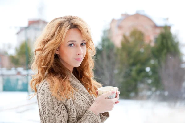 Retrato de jovem bonita mulher de cabelo vermelho com xícara de café quente o — Fotografia de Stock