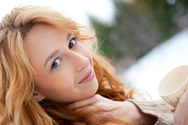 Portrait de belle fille aux cheveux roux buvant du café en hiver ba — Photo