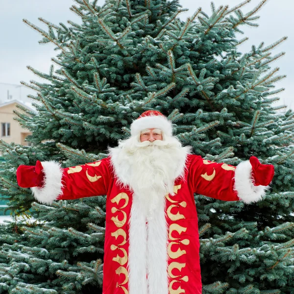 Portrait of Santa Claus standing with open hands outdoors at chr — Stock Photo, Image