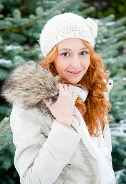 Retrato de una mujer joven y bonita en el parque de invierno — Foto de Stock