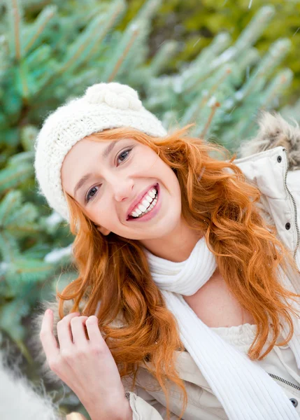 年轻漂亮的女人在冬季公园的肖像 — 图库照片