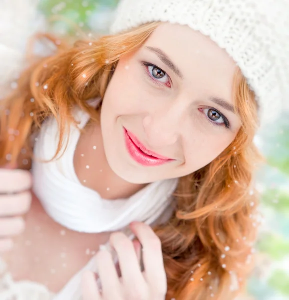 Retrato de hermosa mujer de pelo rojo joven al aire libre en invierno lo —  Fotos de Stock