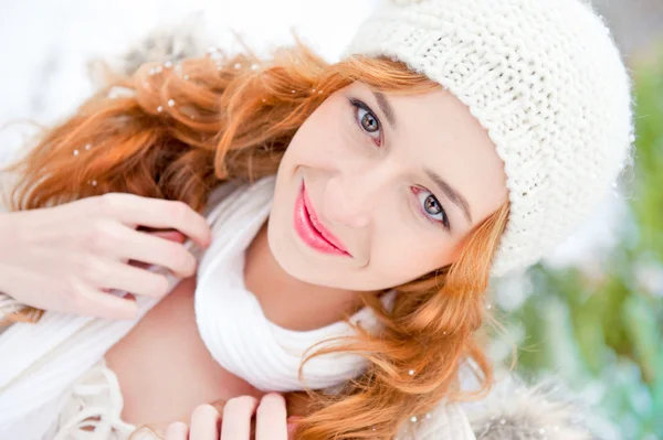 Πορτραίτο γυναίκας όμορφα μικρά κόκκινα μαλλιά σε εξωτερικούς χώρους το χειμώνα lo — Φωτογραφία Αρχείου
