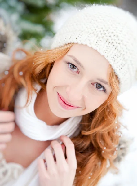 Porträt der schönen jungen Frau mit rotem Haar im Freien im Winter lo — Stockfoto