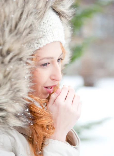Retrato de chica bonita en el fondo de invierno con ropa caliente — Foto de Stock