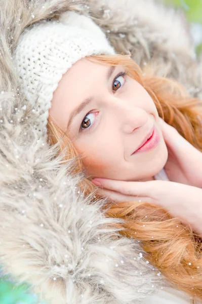漂亮的女孩在穿上暖和的冬天背景的肖像衣 — 图库照片