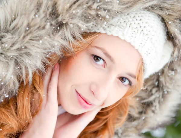 Portret van mooi meisje bij winter achtergrond dragen van warme kleden — Stockfoto