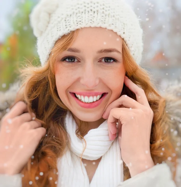 冬の屋外の美しい若い赤毛の女性の肖像画 lo — ストック写真