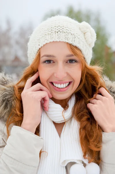 Porträtt av vackra unga röda hår kvinna utomhus på vintern lo — Stockfoto