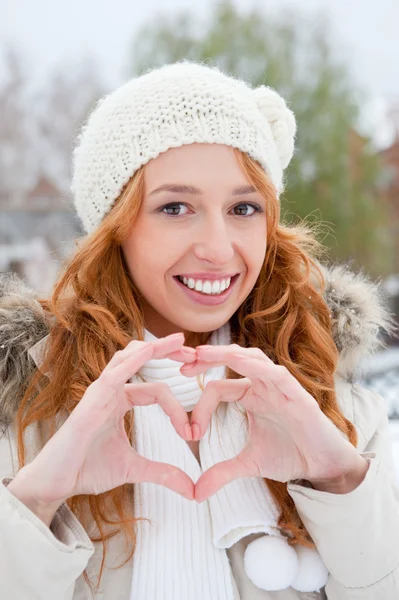 Portrét krásné mladé červené vlasy ženy venku v zimě lo — Stock fotografie