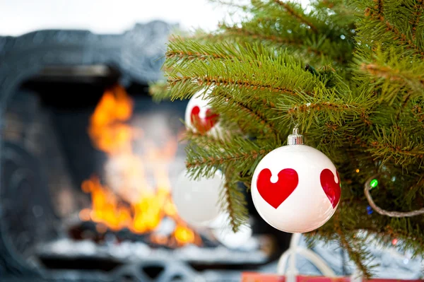 クリスマス ツリーを暖炉で燃える炎に対するクリスマスつまらない — ストック写真