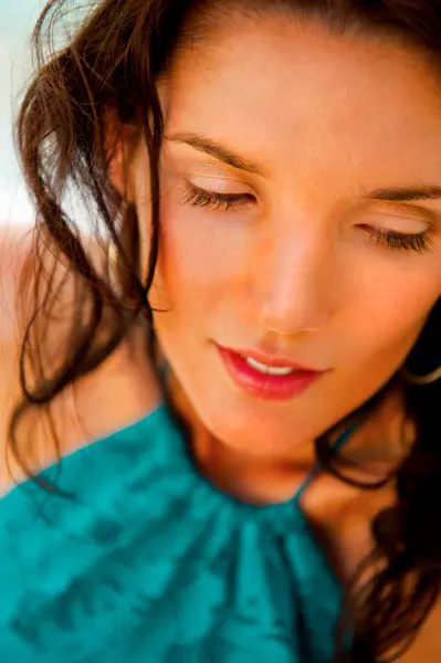 Mulher muito jovem com olhar quente e sorriso sexy sentado perto de cocó — Fotografia de Stock