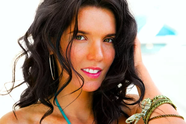 Portrait d'une jolie jeune femme debout sur la plage à res modernes — Photo