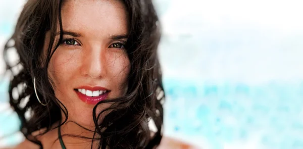Portret van een mooie jonge vrouw permanent op strand van moderne res — Stockfoto