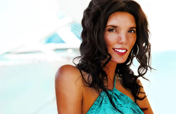 Portret van een mooie jonge vrouw permanent op strand van moderne res — Stockfoto