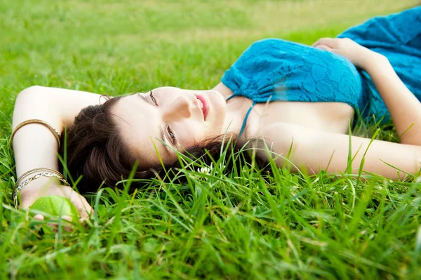 Chica morena bonita usando vestido elegante relajante al aire libre en g —  Fotos de Stock