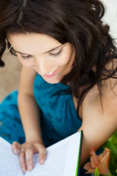 Rahat yetişkin kadın parkta bir kitap okuma — Stok fotoğraf