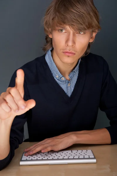 Ung affärsman att trycka på en pekskärm knappen medan du arbetar en — Stockfoto