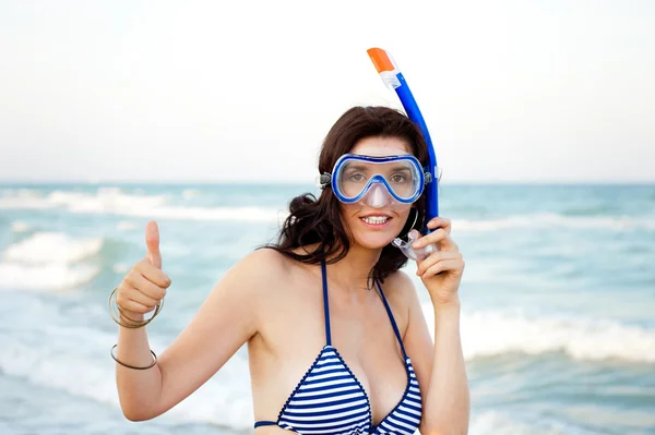 Giovane donna ispanica con la pelle bagnata e con uno snorkeling in piedi o — Foto Stock
