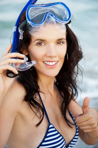 Young hispanic woman with wet skin and with a snorkel standing o — Stock Photo, Image