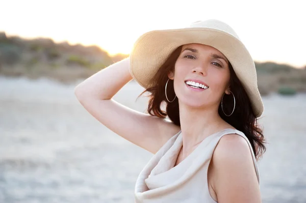 Retrato de verano de una hermosa mujer despreocupada con sombrero. Vacatio —  Fotos de Stock
