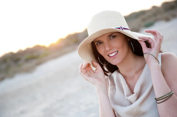 Summer portrait of beautiful woman wearing hat. Vacation at warm — Stock Photo, Image