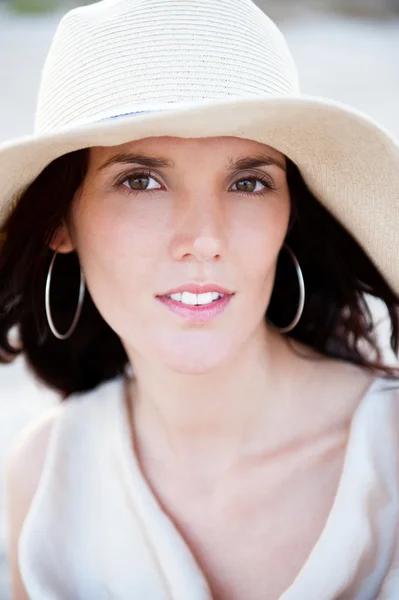 Nyáron portréja szép nő visel kalapot. Nyaralás: meleg — Stock Fotó