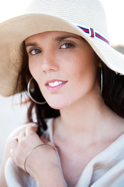 Summer portrait of beautiful woman wearing hat. Vacation at warm — Stock Photo, Image