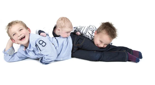 Tres hermanos divirtiéndose —  Fotos de Stock