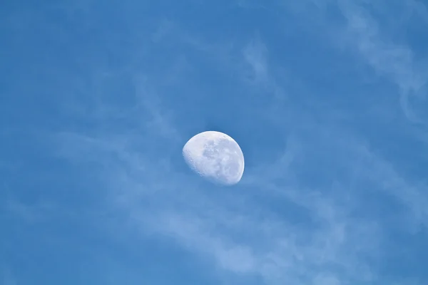 Гиббусная луна — стоковое фото