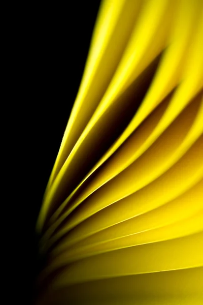 黄色の紙の背景をツイスト — ストック写真