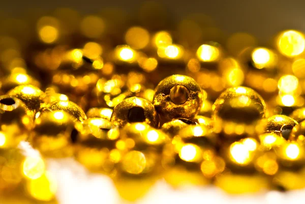 Nahaufnahme goldene Perlen Hintergrund — Stockfoto